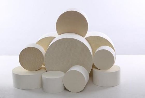 شراء MgO Al2O3 SiO2 السيراميك محفز قرص العسل دعم في جميع آلات المركبات على الطرق الوعرة تصنيع عبر الإنترنت